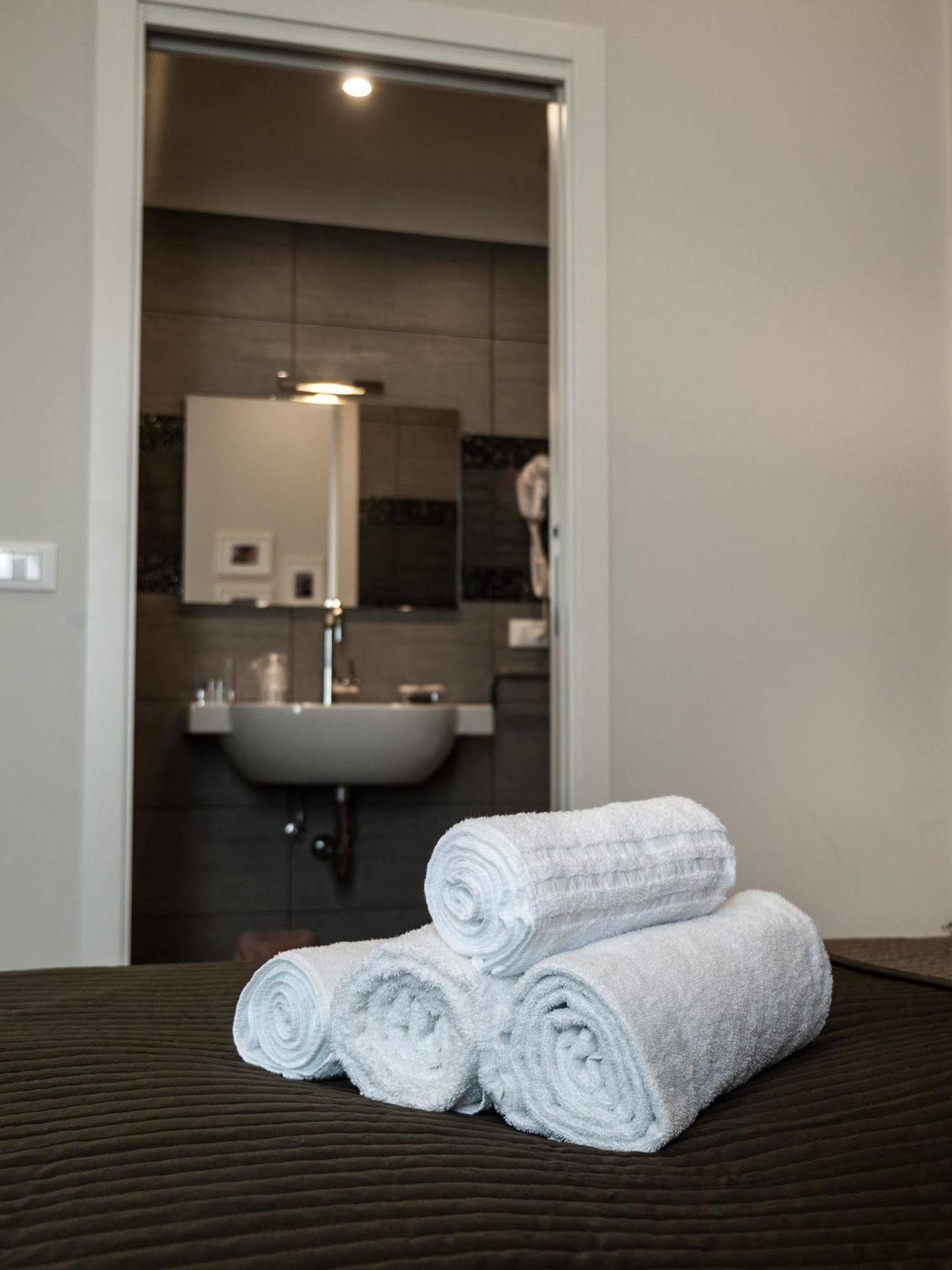 Bed Milano Linate Hotel ภายนอก รูปภาพ